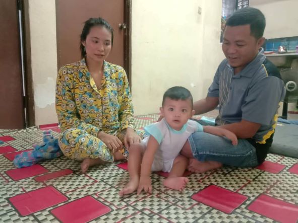 Roslan Saharuddin bersama isteri serta anaknya