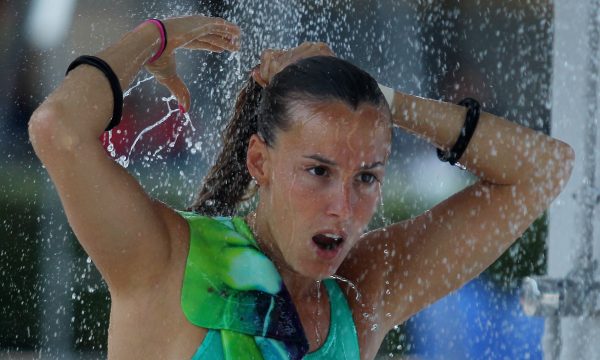 Atlet penerjun mengambil shower selepas terjunan