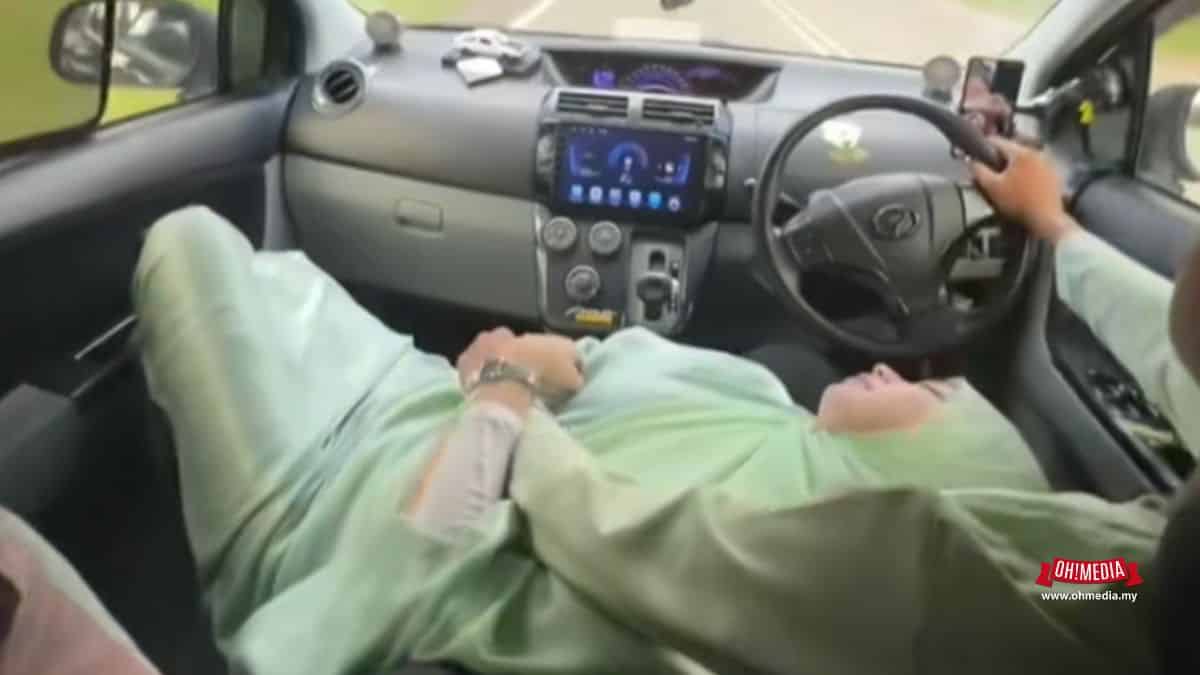 Wanita baju kurung hijau baring atas riba | rakaman wanita baring atas riba pemandu dalam sebuah kereta undang perhatian | trending   oh Media | oh Media Wanita Baju Kurung Hijau Baring Atas Riba