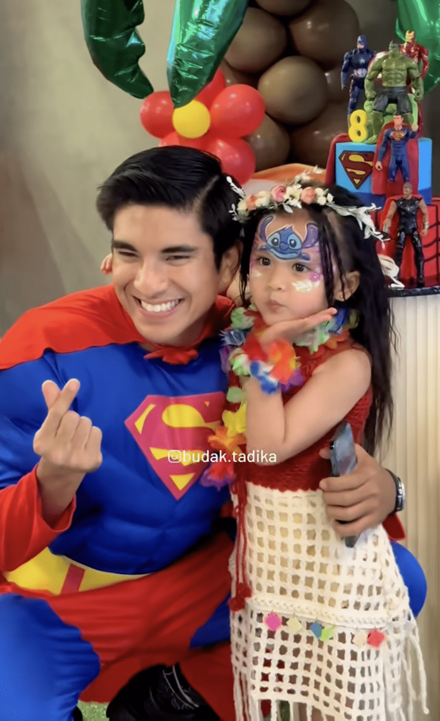 “Aliff Aziz Wajib Tengok Ni” – Syed Saddiq ‘Sporting’ Jadi Superman Untuk Ara Dan Ayden