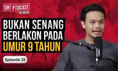 Podcast thumbnail: man speaking into a microphone on the right, with bold Indonesian title about acting at age nine on a red background.