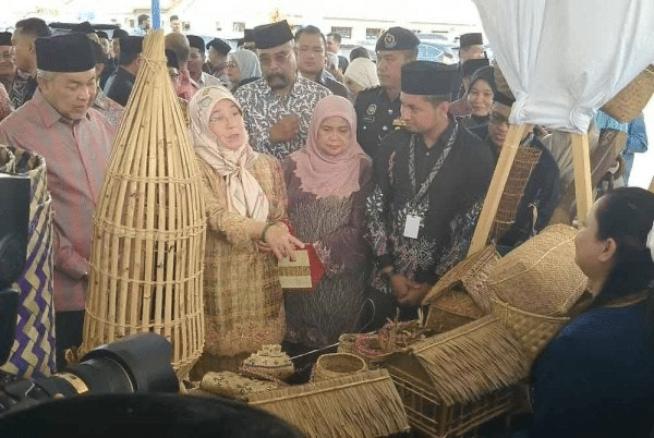 | tunku azizah tawar orang asli kampung sungai cot tinggal di tanah milik baginda | oh Media