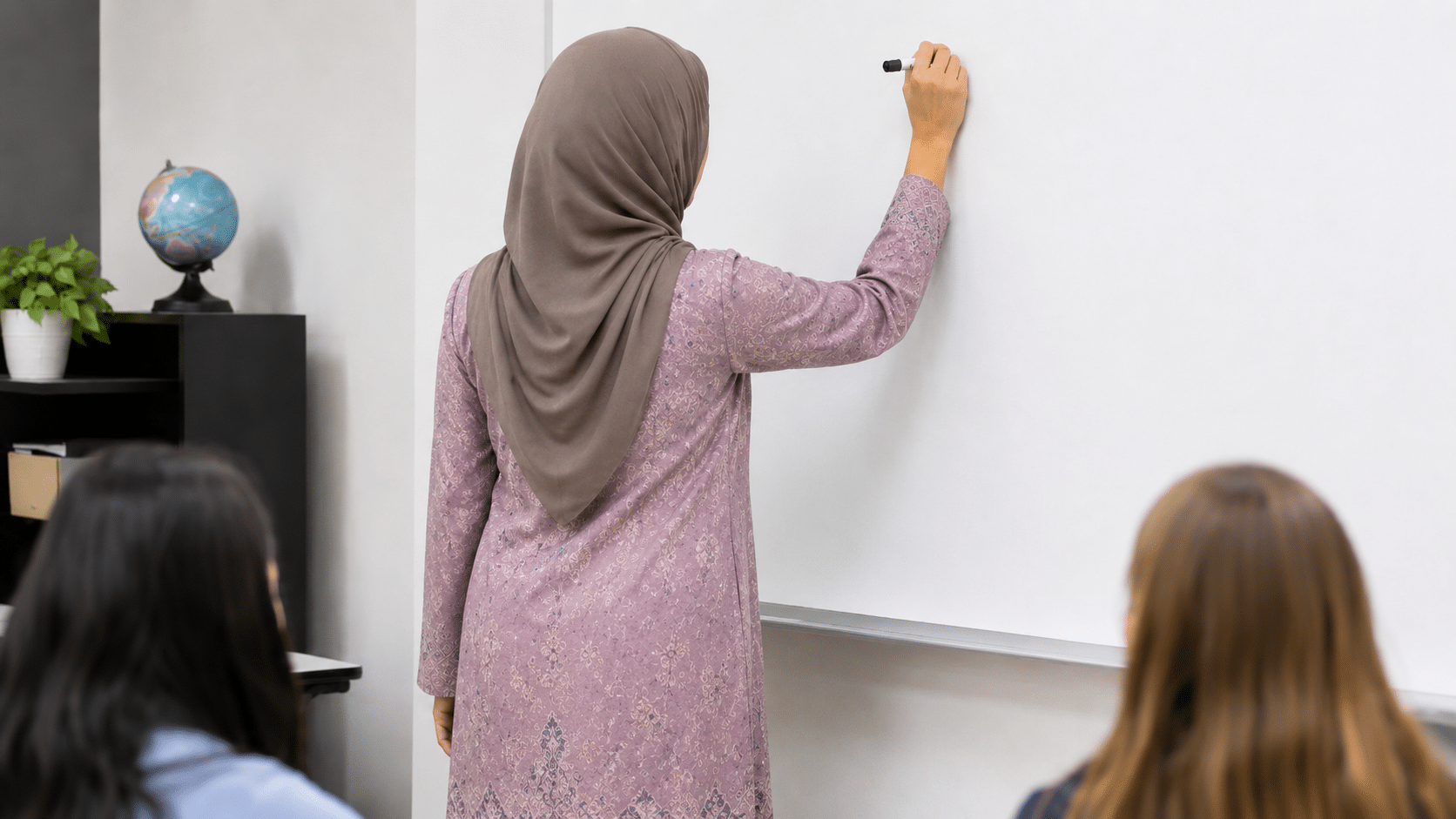 Gambar hiasan | tak fokus dalam kelas guru wanita didakwa baling pemadam murid 7 tahun cedera bawah mata | oh Media Gambar Hiasan