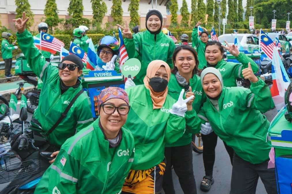| wanita pemacu kemajuan negara Kontinjen sisboleh grab mewarnai perbarisan merdeka tahun ini | branded oh Media | oh Media